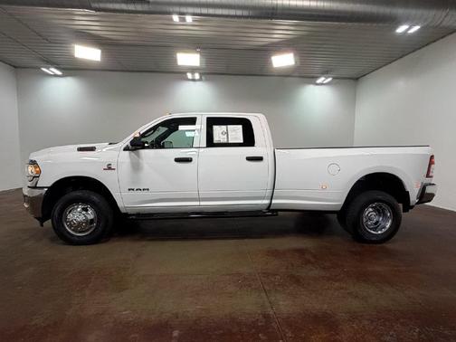 Bright White Clearcoat 2022 RAM 3500 Tradesman Crew Cab 4x4 8' Box