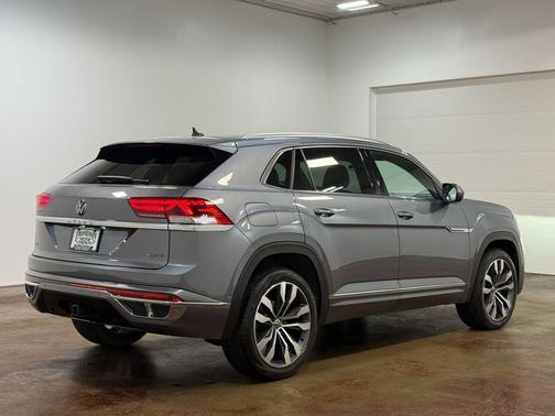 Platinum Gray Metallic 2023 Volkswagen Atlas Cross Sport 3.6L V6 SEL Premium R-Line