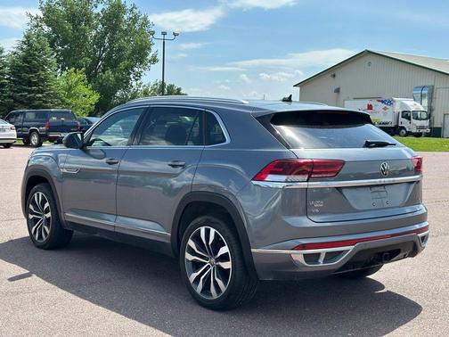Platinum Gray Metallic 2023 Volkswagen Atlas Cross Sport 3.6L V6 SEL Premium R-Line