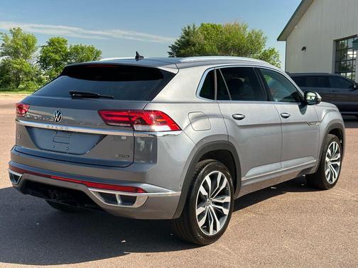 Platinum Gray Metallic 2023 Volkswagen Atlas Cross Sport 3.6L V6 SEL Premium R-Line