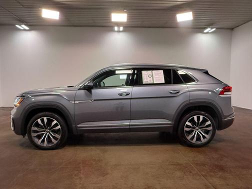 Platinum Gray Metallic 2023 Volkswagen Atlas Cross Sport 3.6L V6 SEL Premium R-Line