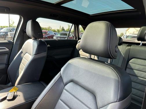 Platinum Gray Metallic 2023 Volkswagen Atlas Cross Sport 3.6L V6 SEL Premium R-Line