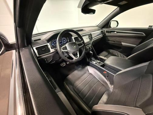 Platinum Gray Metallic 2023 Volkswagen Atlas Cross Sport 3.6L V6 SEL Premium R-Line