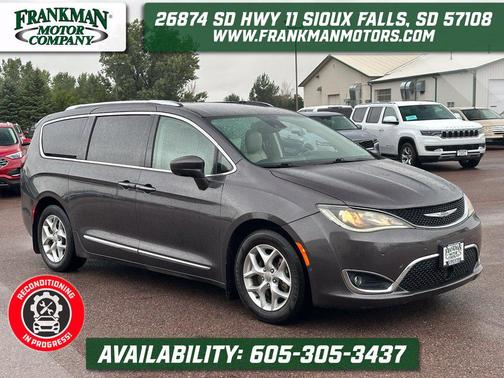 Granite Crystal Metallic Clearcoat 2018 Chrysler Pacifica Touring-L Plus