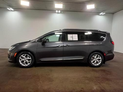 Granite Crystal Metallic Clearcoat 2018 Chrysler Pacifica Touring-L Plus