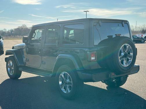 Black Clearcoat 2022 Jeep Wrangler Unlimited Sahara