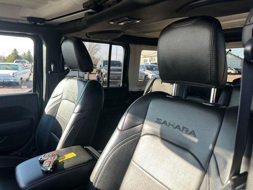 Black Clearcoat 2022 Jeep Wrangler Unlimited Sahara