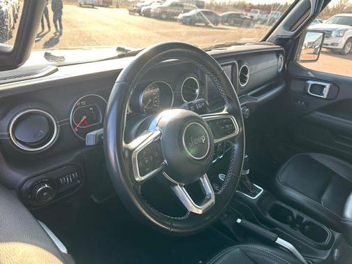 Black Clearcoat 2022 Jeep Wrangler Unlimited Sahara