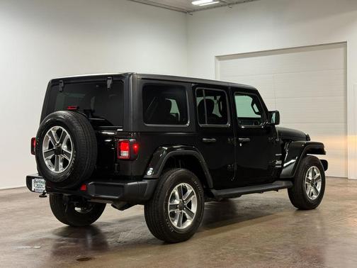 Black Clearcoat 2022 Jeep Wrangler Unlimited Sahara