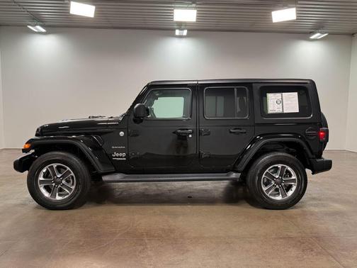 Black Clearcoat 2022 Jeep Wrangler Unlimited Sahara