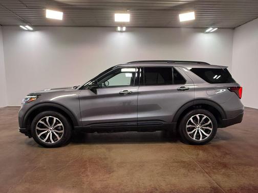 Gray Metallic 2025 Ford Explorer ST-Line