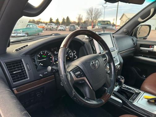 2016 Toyota Land Cruiser Base