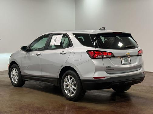 Silver Ice Metallic 2022 Chevrolet Equinox LS