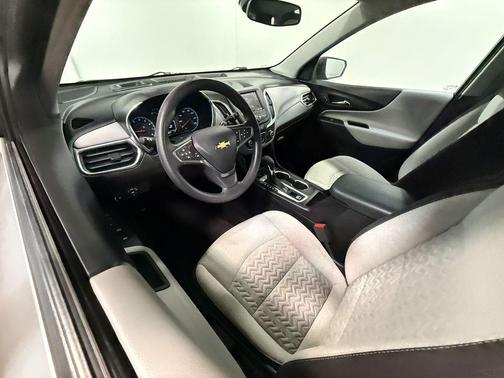 Silver Ice Metallic 2022 Chevrolet Equinox LS
