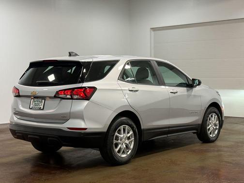 Silver Ice Metallic 2022 Chevrolet Equinox LS