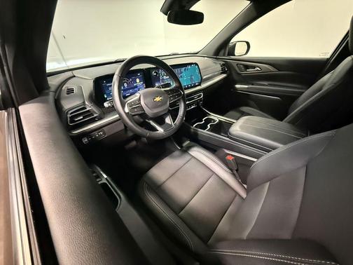 Mosaic Black Metallic 2026 Chevrolet Traverse LT