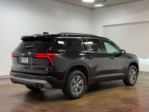Mosaic Black Metallic 2026 Chevrolet Traverse LT