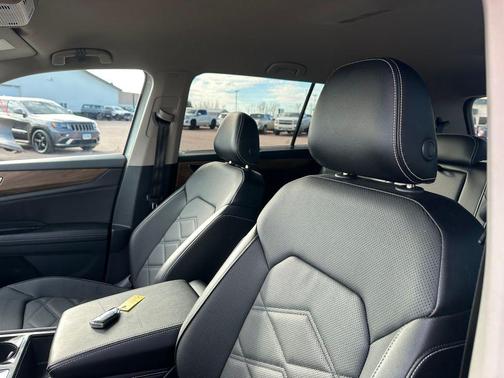 2025 Volkswagen Atlas 2.0T SE w/Technology 4MOTION