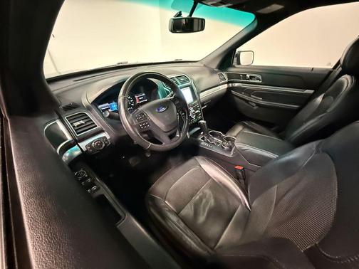 White Platinum Metallic Tri-Coat 2017 Ford Explorer sport