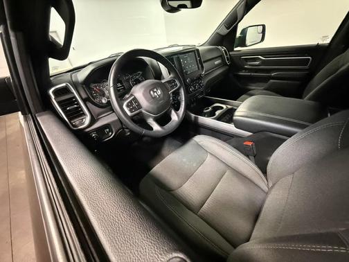 Diamond Black Crystal Pearlcoat 2023 RAM 1500 Big Horn/Lone Star