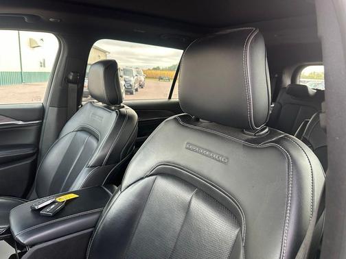 Diamond Black Crystal Pearlcoat 2023 Jeep Grand Cherokee L Overland