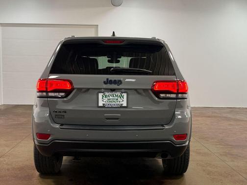Sting-Gray Clearcoat 2019 Jeep Grand Cherokee Upland