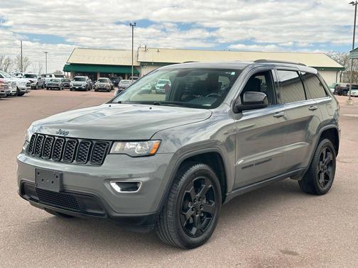 Sting-Gray Clearcoat 2019 Jeep Grand Cherokee Upland