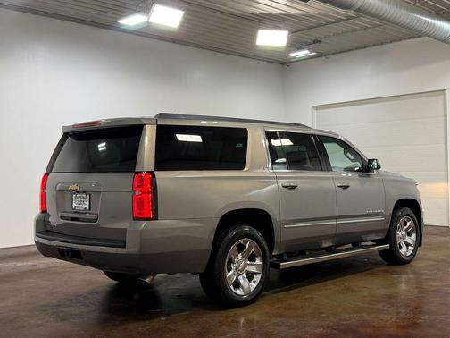 Pepperdust Metallic 2019 Chevrolet Suburban LT