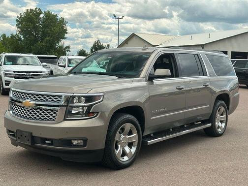 Pepperdust Metallic 2019 Chevrolet Suburban LT
