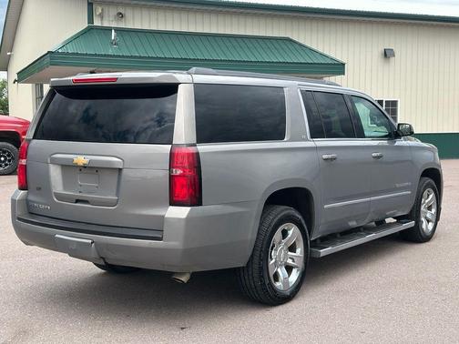 Pepperdust Metallic 2019 Chevrolet Suburban LT