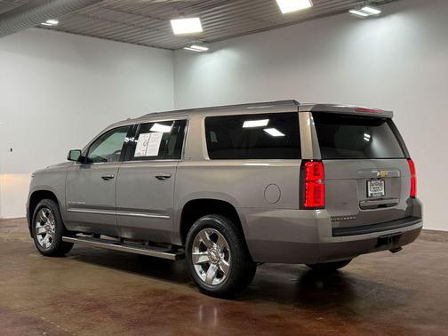 Pepperdust Metallic 2019 Chevrolet Suburban LT