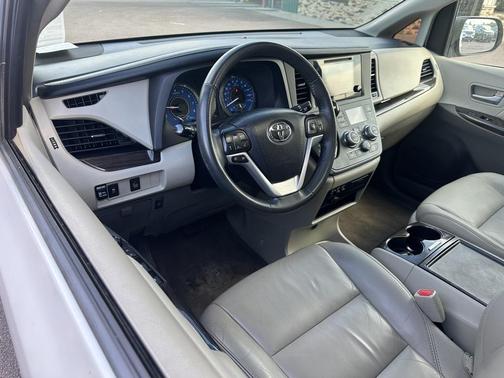 2017 Toyota Sienna XLE