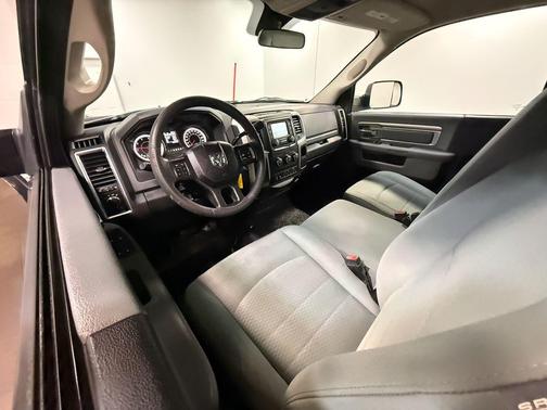 Bright White Clearcoat 2018 RAM 3500 SLT Regular Cab 4x4 8' Box
