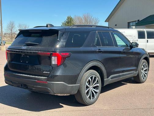 Black Metallic 2025 Ford Explorer ST-Line