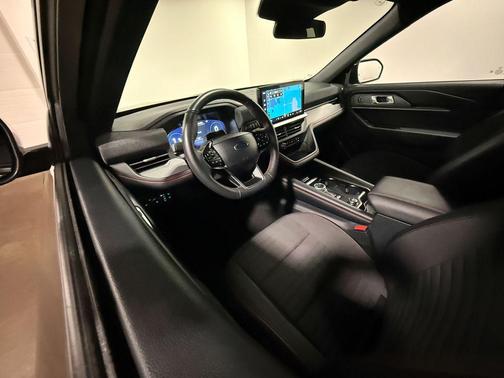 Black Metallic 2025 Ford Explorer ST-Line