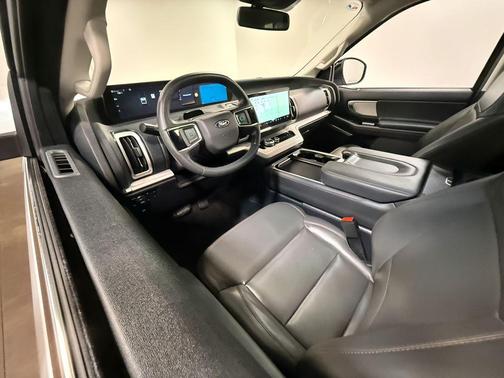 Oxford White 2025 Ford Expedition Active