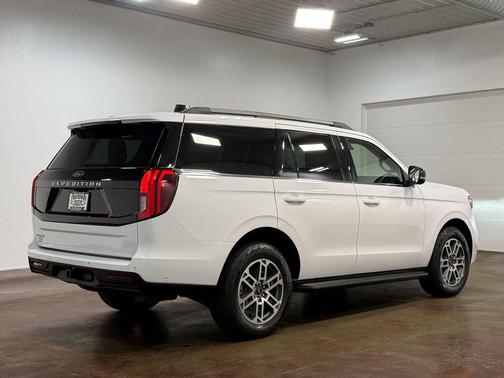 Oxford White 2025 Ford Expedition Active