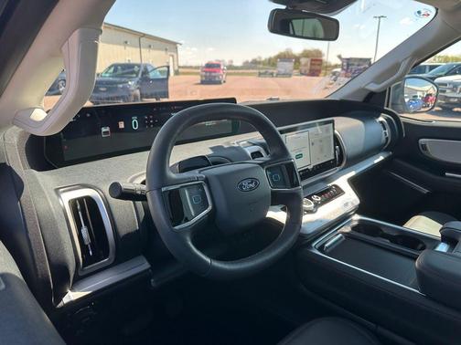 Oxford White 2025 Ford Expedition Active