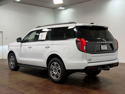 Oxford White 2025 Ford Expedition Active
