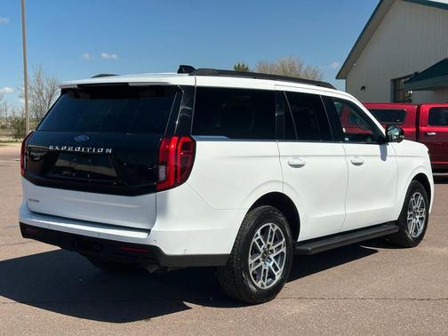 Oxford White 2025 Ford Expedition Active