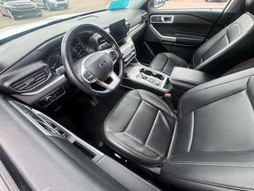 Star White Metallic Tri-Coat 2023 Ford Explorer XLT