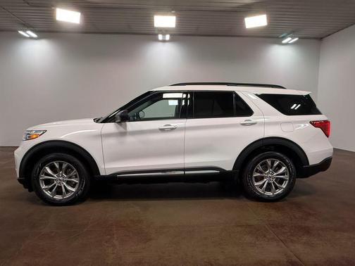 Star White Metallic Tri-Coat 2023 Ford Explorer XLT