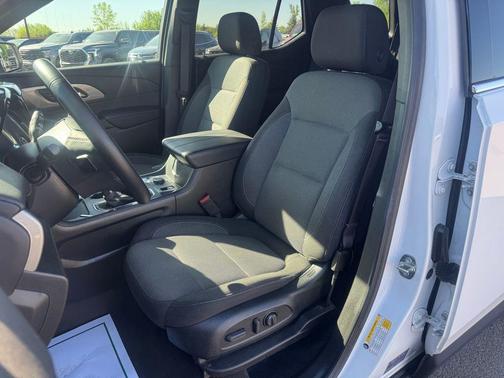 Summit White 2023 Chevrolet Traverse LT Cloth