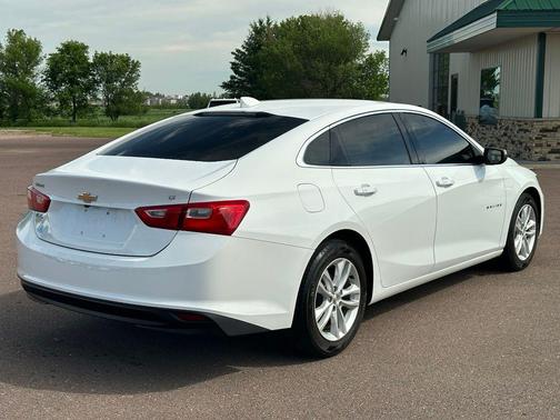White 2018 Chevrolet Malibu LT