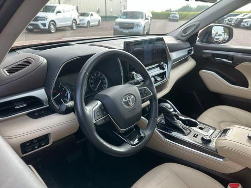 Ruby Flare Pearl 2021 Toyota Highlander Platinum