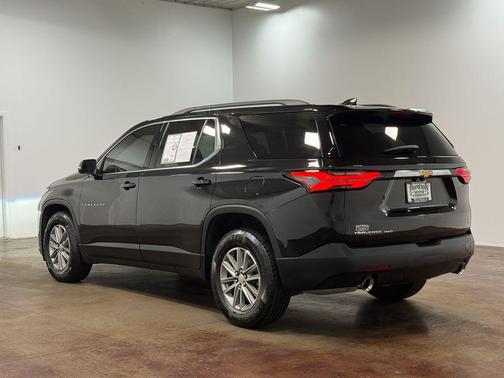 Mosaic Black Metallic 2023 Chevrolet Traverse LT Cloth