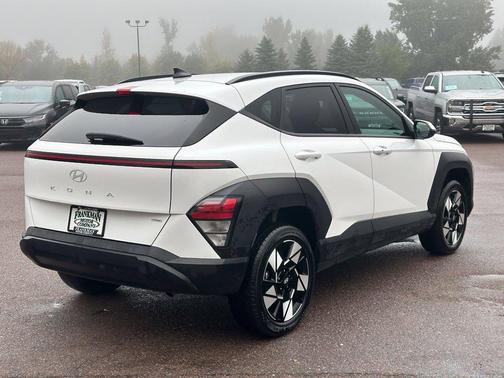 Atlas White 2025 Hyundai KONA SEL