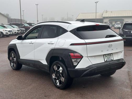 Atlas White 2025 Hyundai KONA SEL