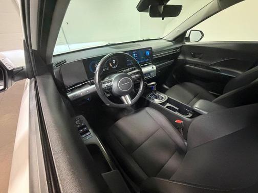 Atlas White 2025 Hyundai KONA SEL