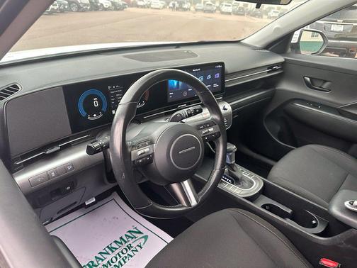 Atlas White 2025 Hyundai KONA SEL